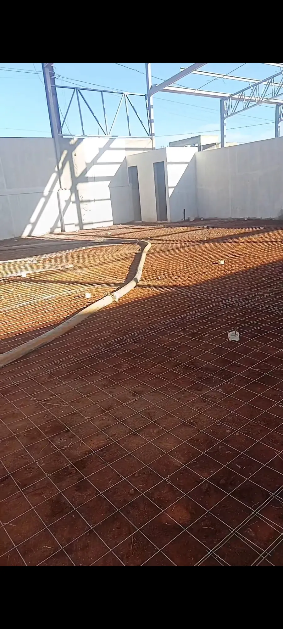 Preparação de terreno e laje antes da concretagem