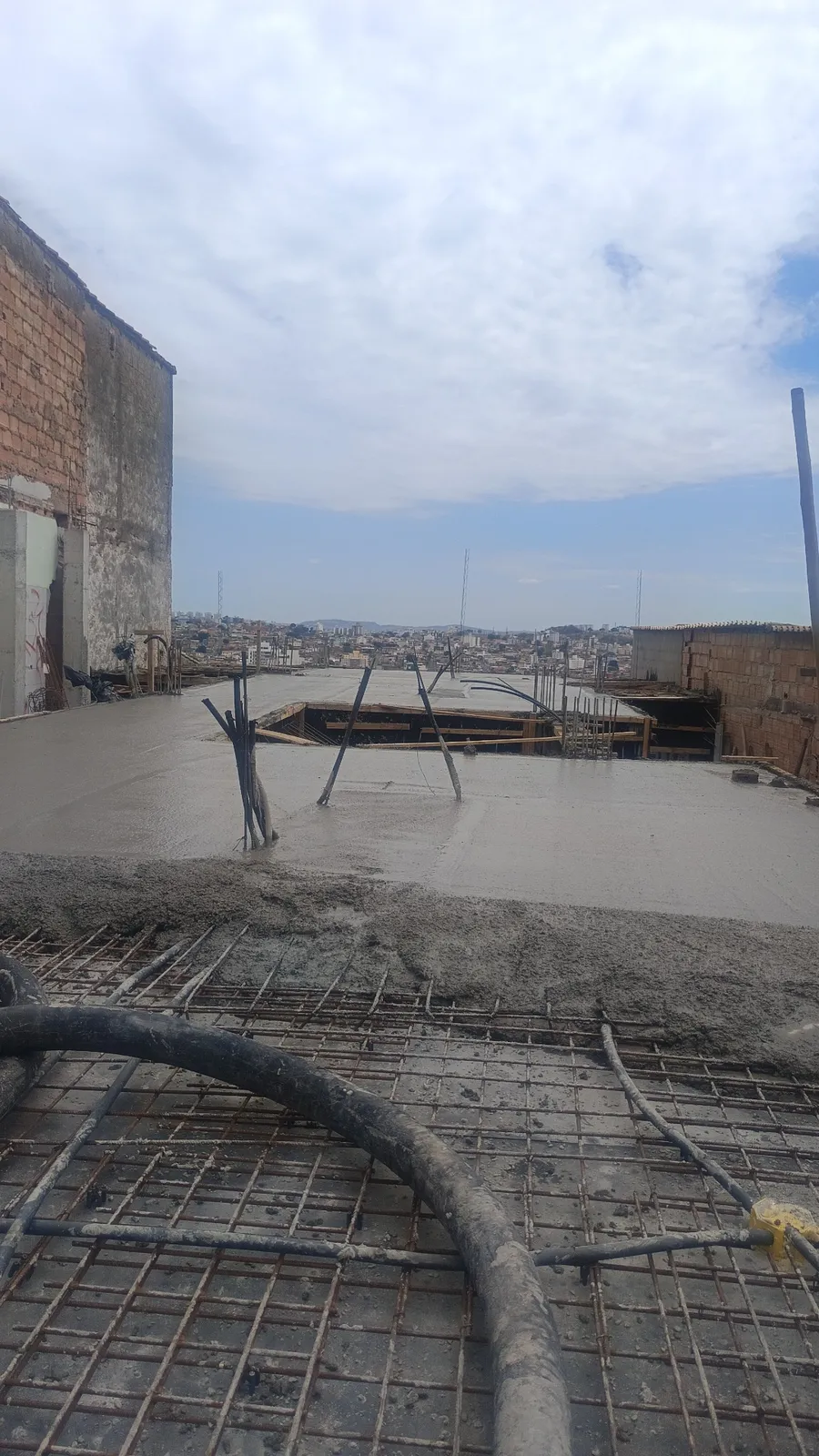 Exemplo de piso sarrafiado com ranhuras regulares para aderência